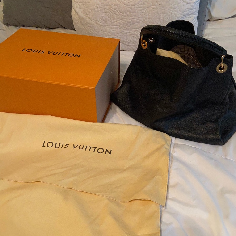 BEAUTIFUL LIKE NEW 100% authentic Louis Vuitton Artsy MM in Noir